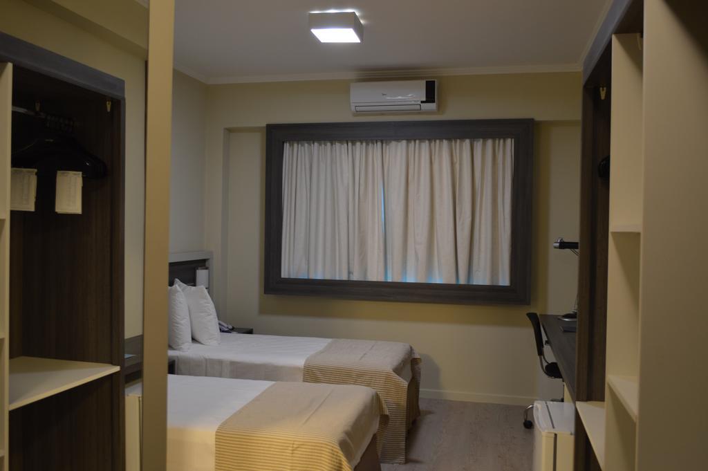 Quarto Clássico com 2 Camas de Solteiro