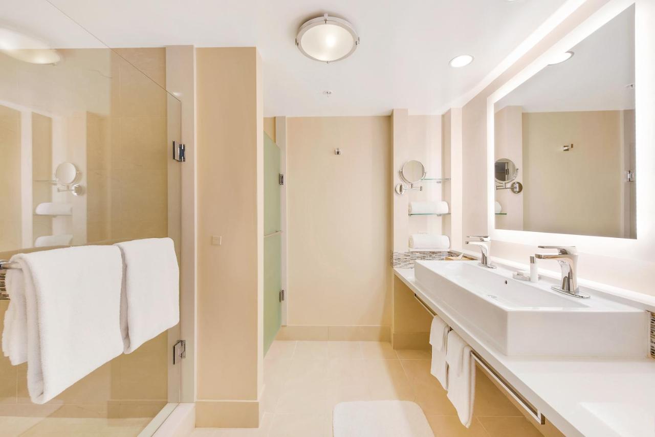 Suíte com 2 camas queen-size e vista da baía
