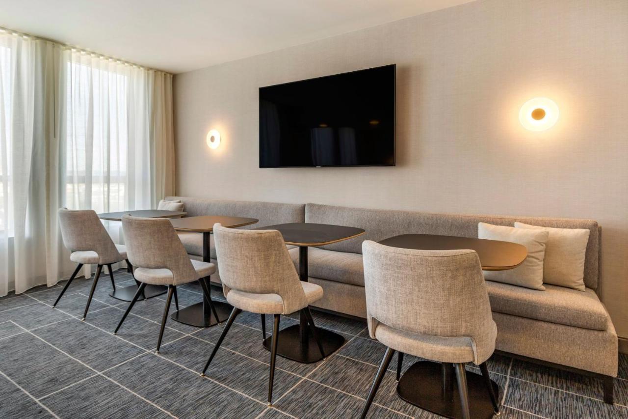 Club level, 1 Bedroom Suite, 1 King, Sofa bed