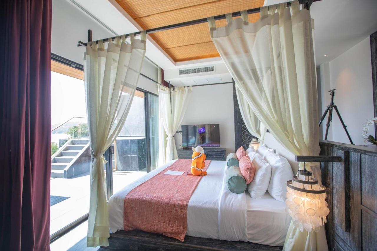 Jacuzzi pool suite honeymoon Sea view