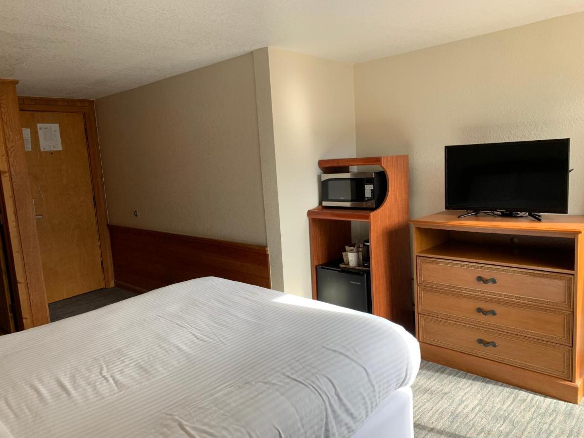 Single Queen Balcony Room