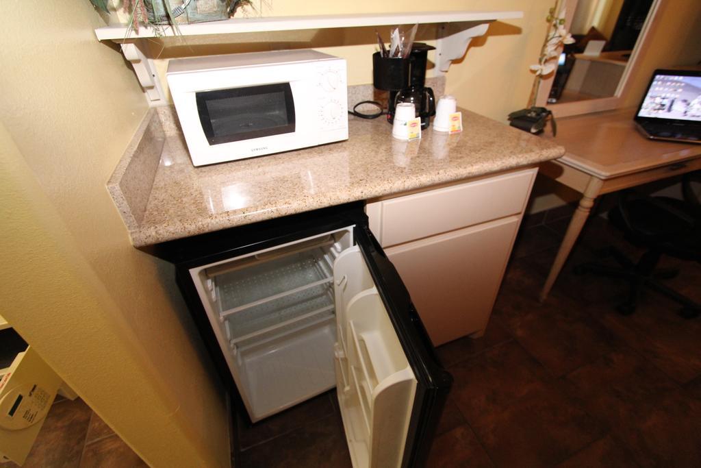 Queen Room with Two Queen Beds and Roll-In Shower - Mobility Accessible/Non-Smoking