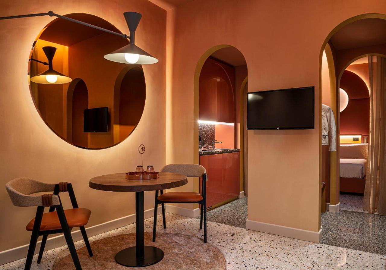Suite con bañera de hidromasaje y cama grande