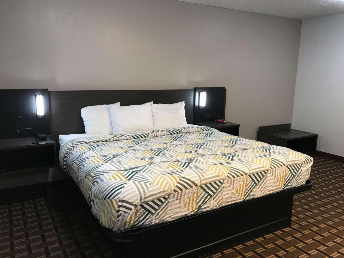1 King Bed, Smoking