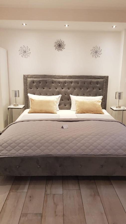 Deluxe double room with king size bed - Annex