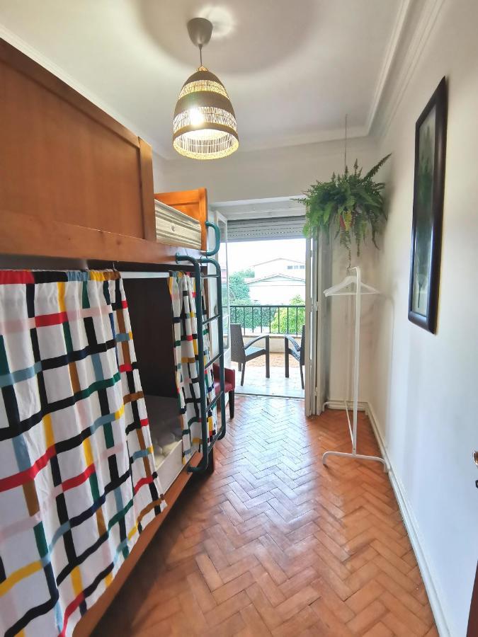 Quarto com 2 Camas de Solteiro e Banheiro Compartilhado