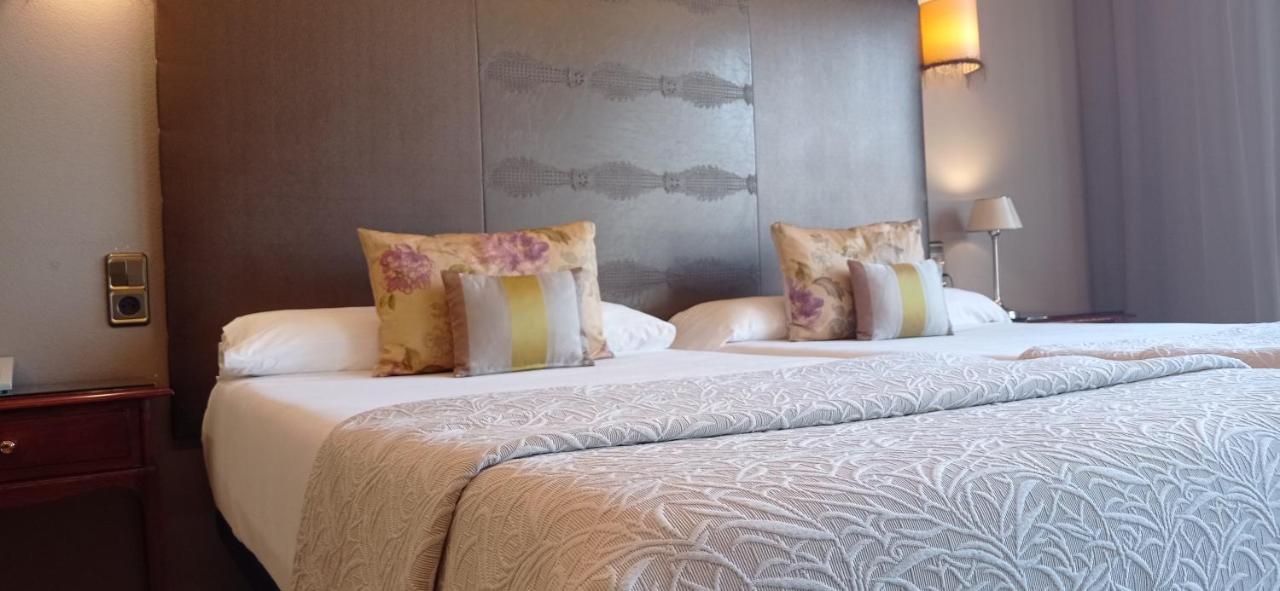 Quarto Deluxe (2 Adultos + 1 Criança)