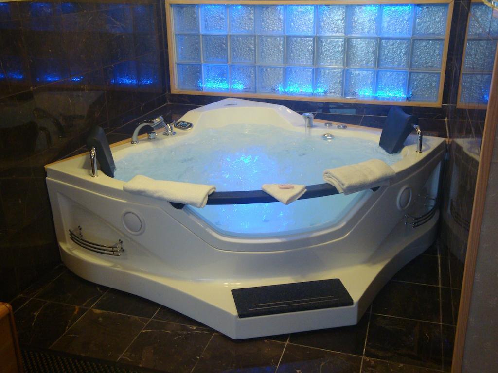 King Room with Spa Bath
