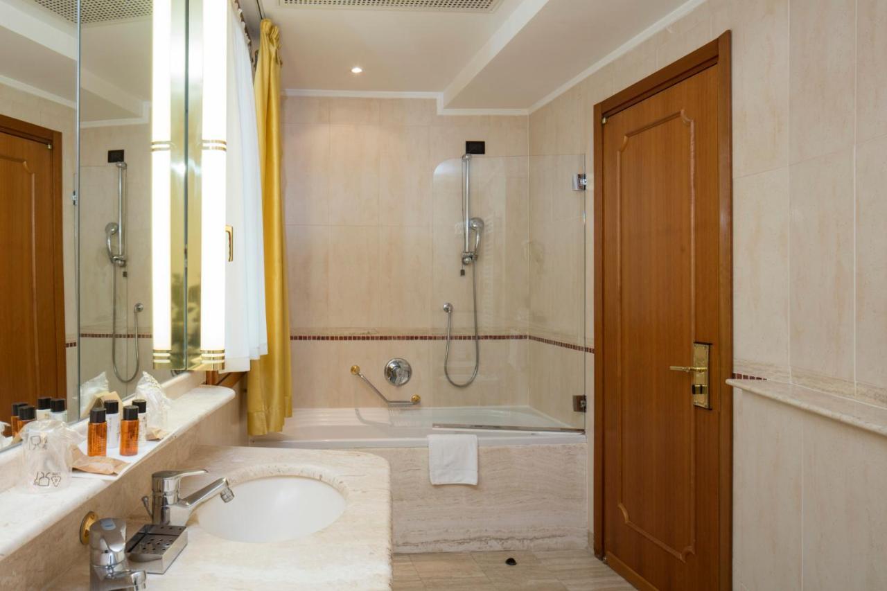 Camera Matrimoniale/Doppia con Letti Singoli con Accesso Piscina