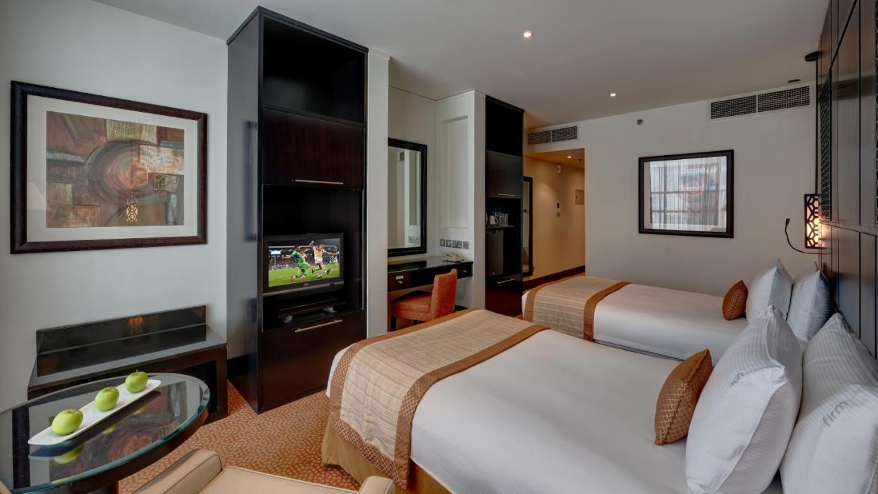 Premium Zimmer mit Kingsize-Bett und Blick auf die Stadt