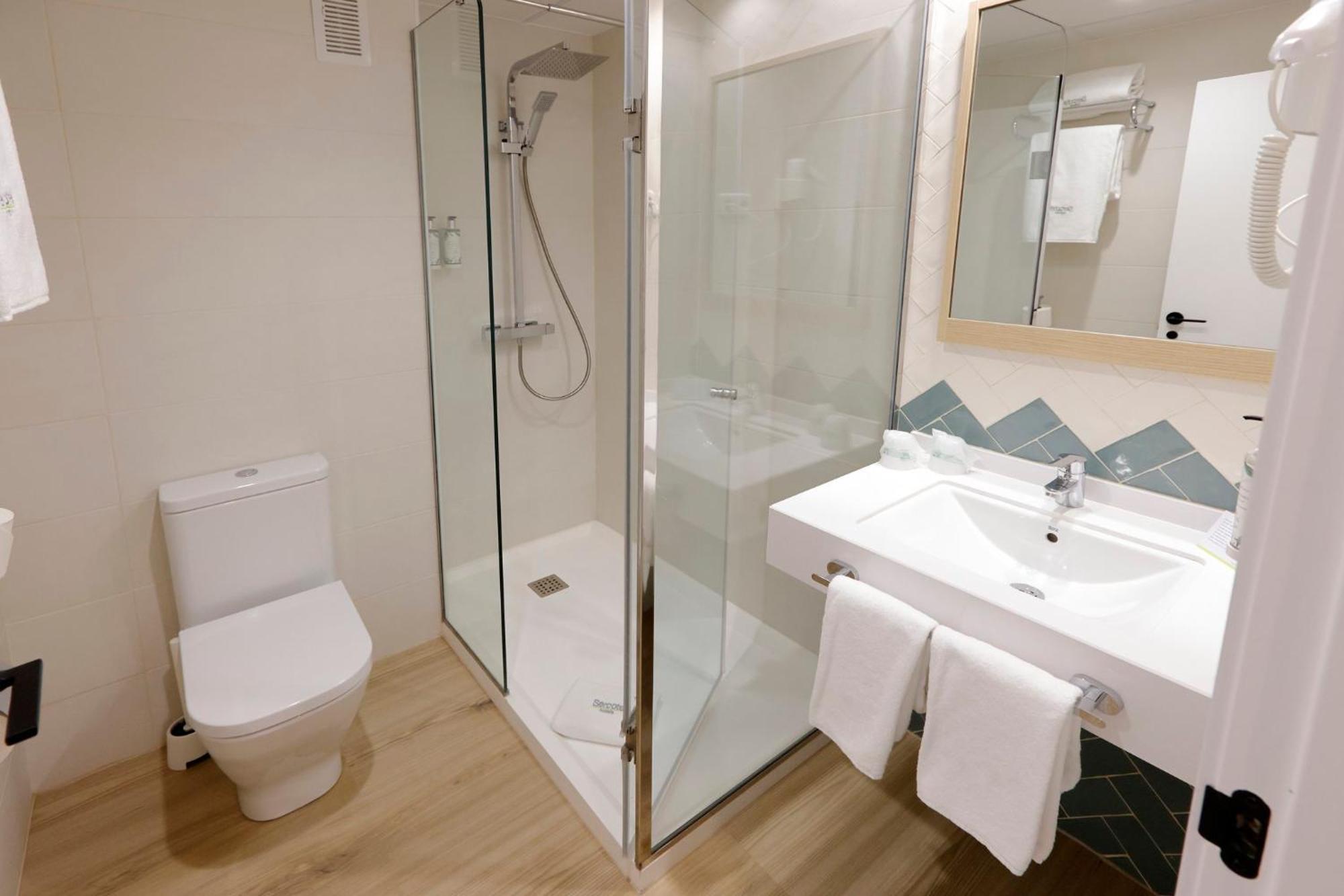 Habitación con cama grande