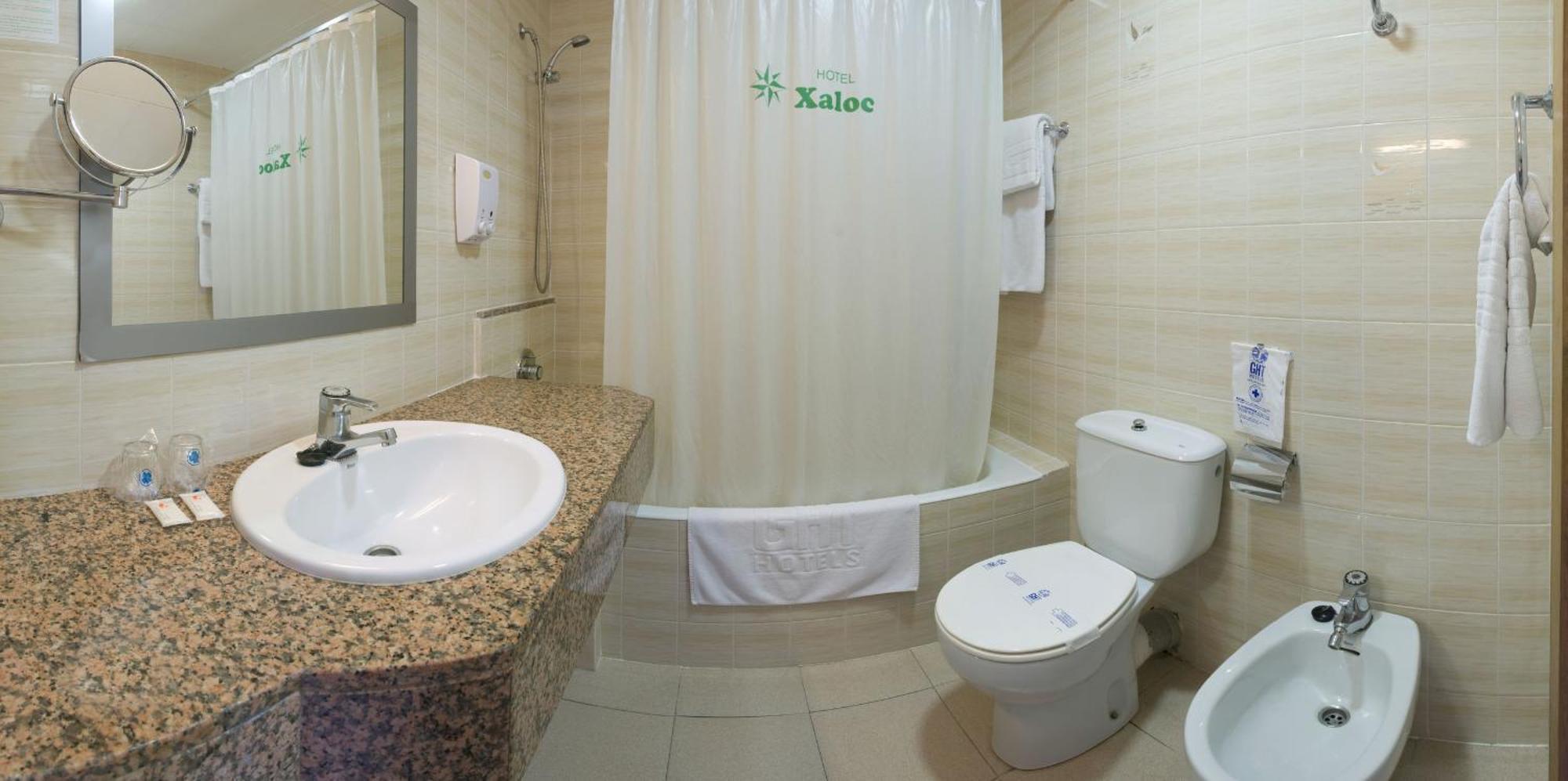 Tweepersoonskamer met 1 Tweepersoonsbed of 2 Aparte Bedden met Uitzicht op Zee en Balkon