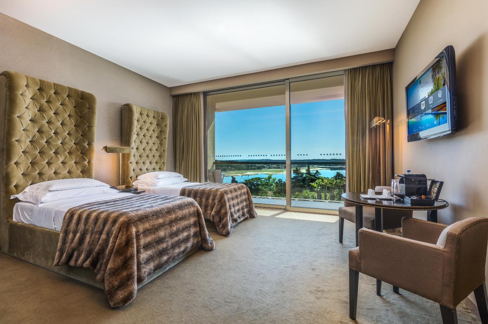 Quarto Familiar com Vista Lago
