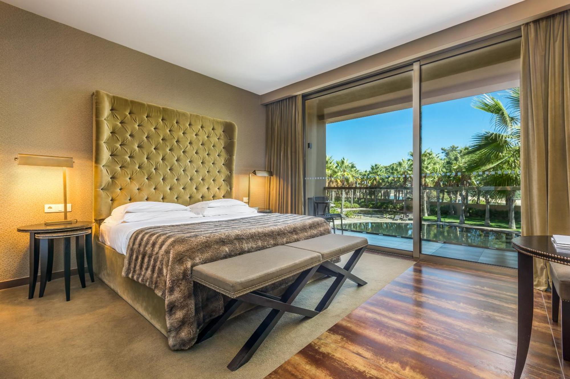 Quarto Duplo Superior com Vista Jardim e Piscina