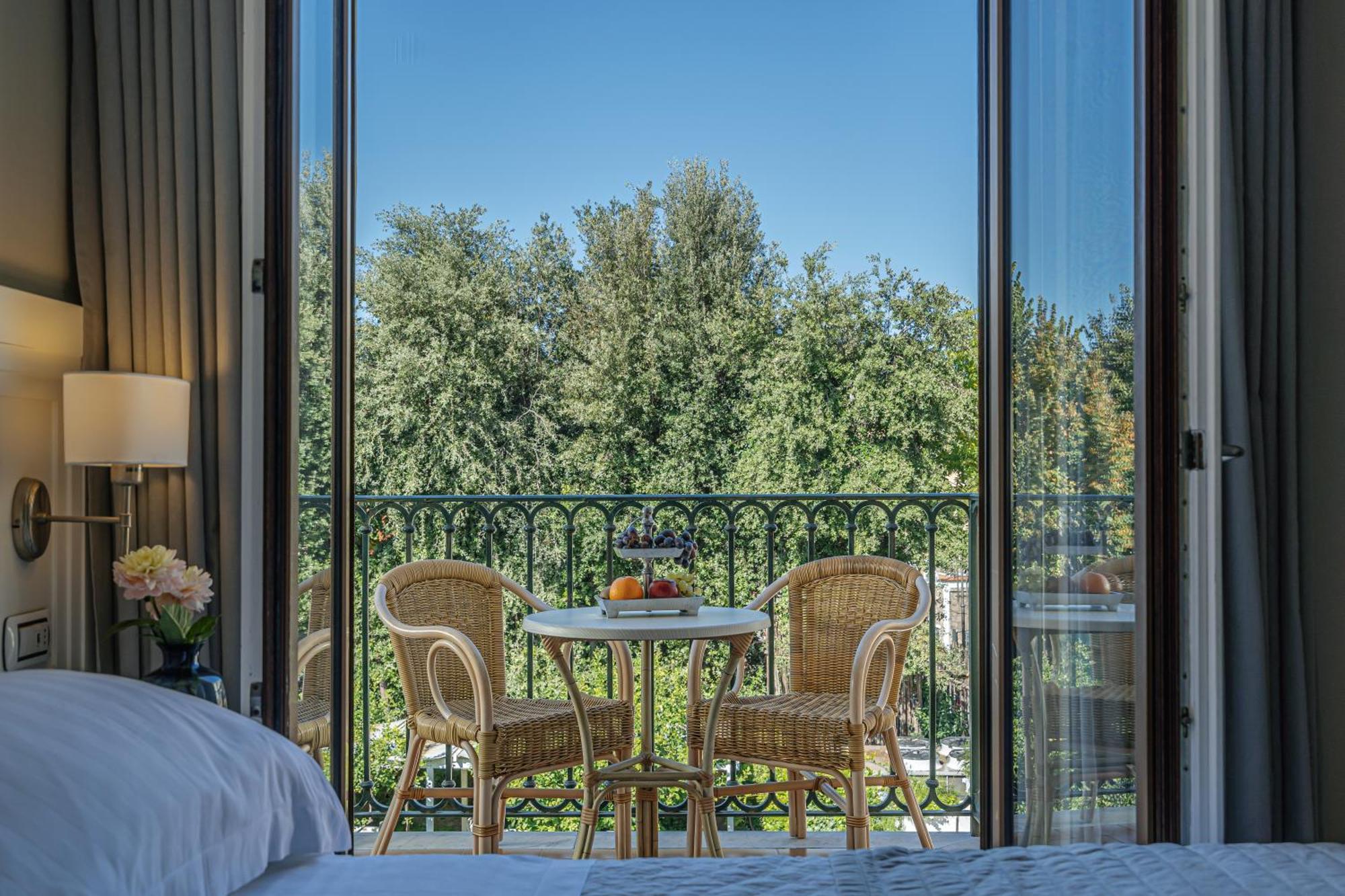 Doppel-/Zweibettzimmer mit Balkon