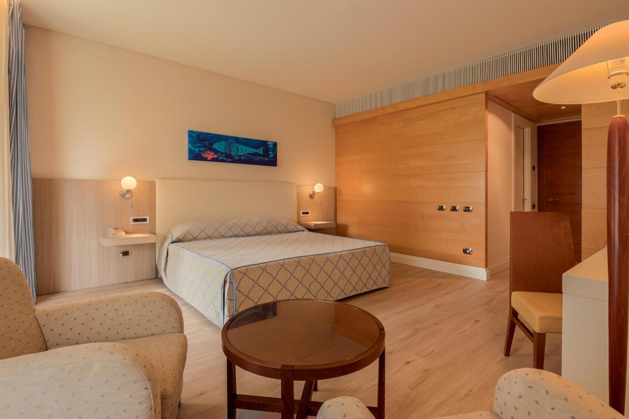 Camera Matrimoniale Superior con Balcone e Vista Giardino