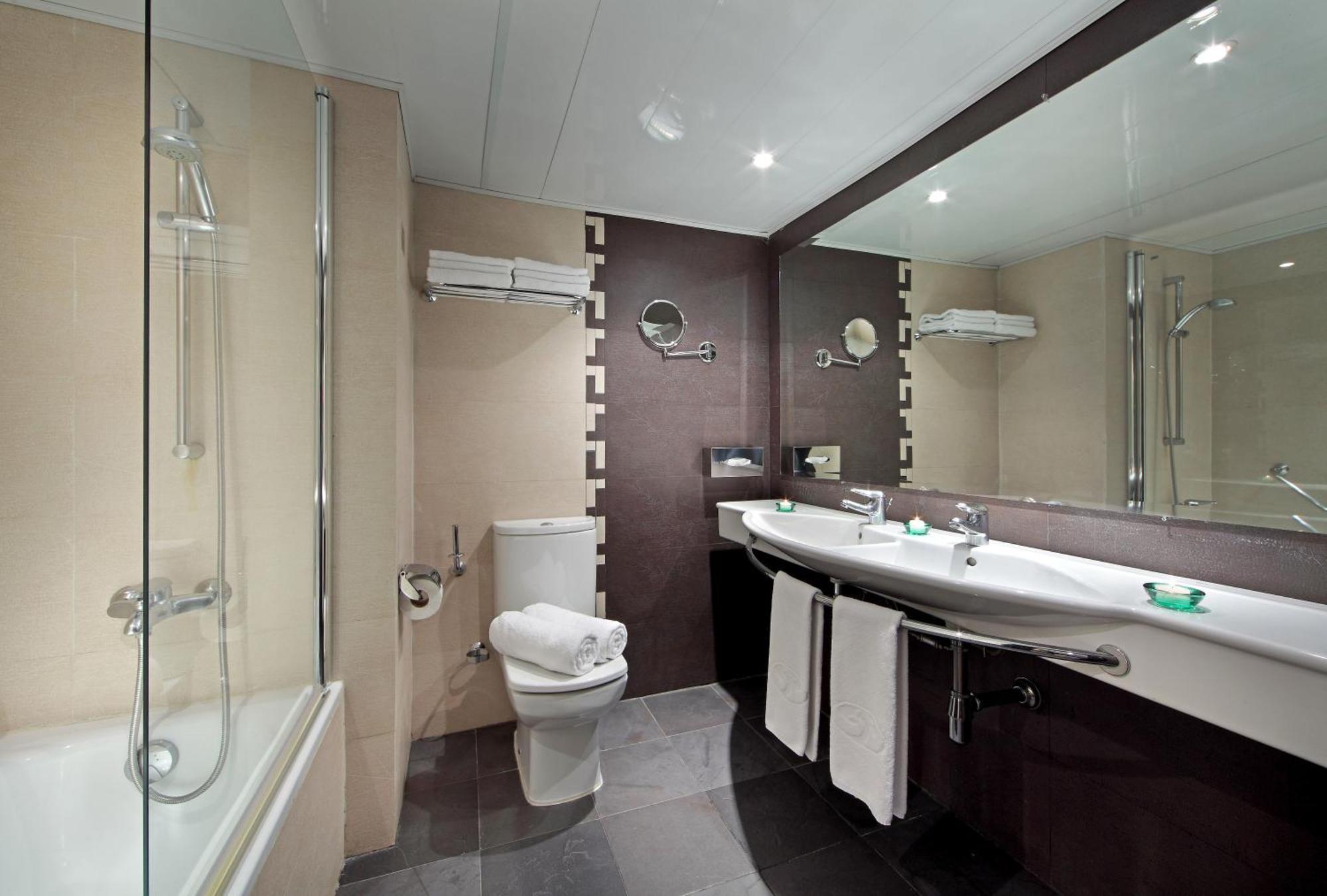 Habitación Deluxe con balcón y vistas a la piscina