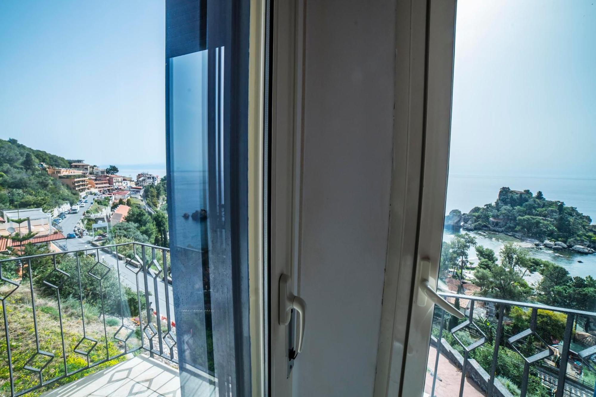 Camera Tripla con Vista Mare