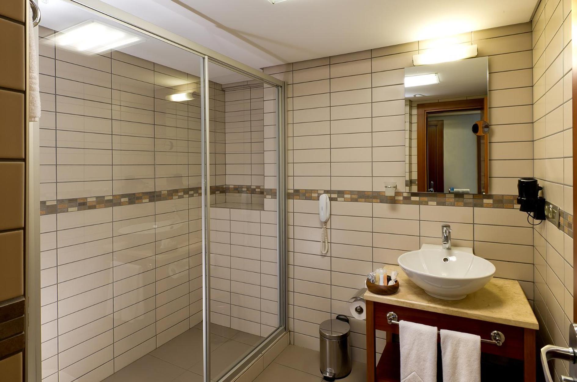 Kamer met 1 Groot Bed of 2 Aparte Bedden en Uitzicht op de Stad