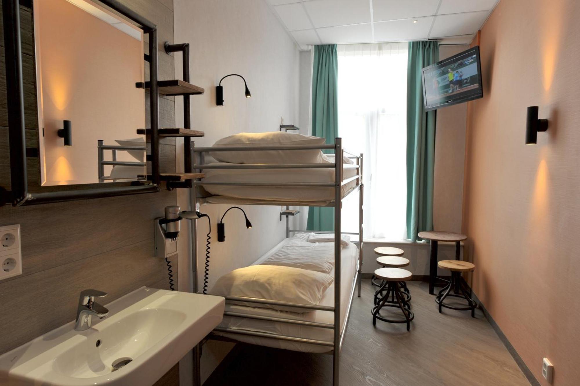 Zweibettzimmer mit geteilten Einrichtungen