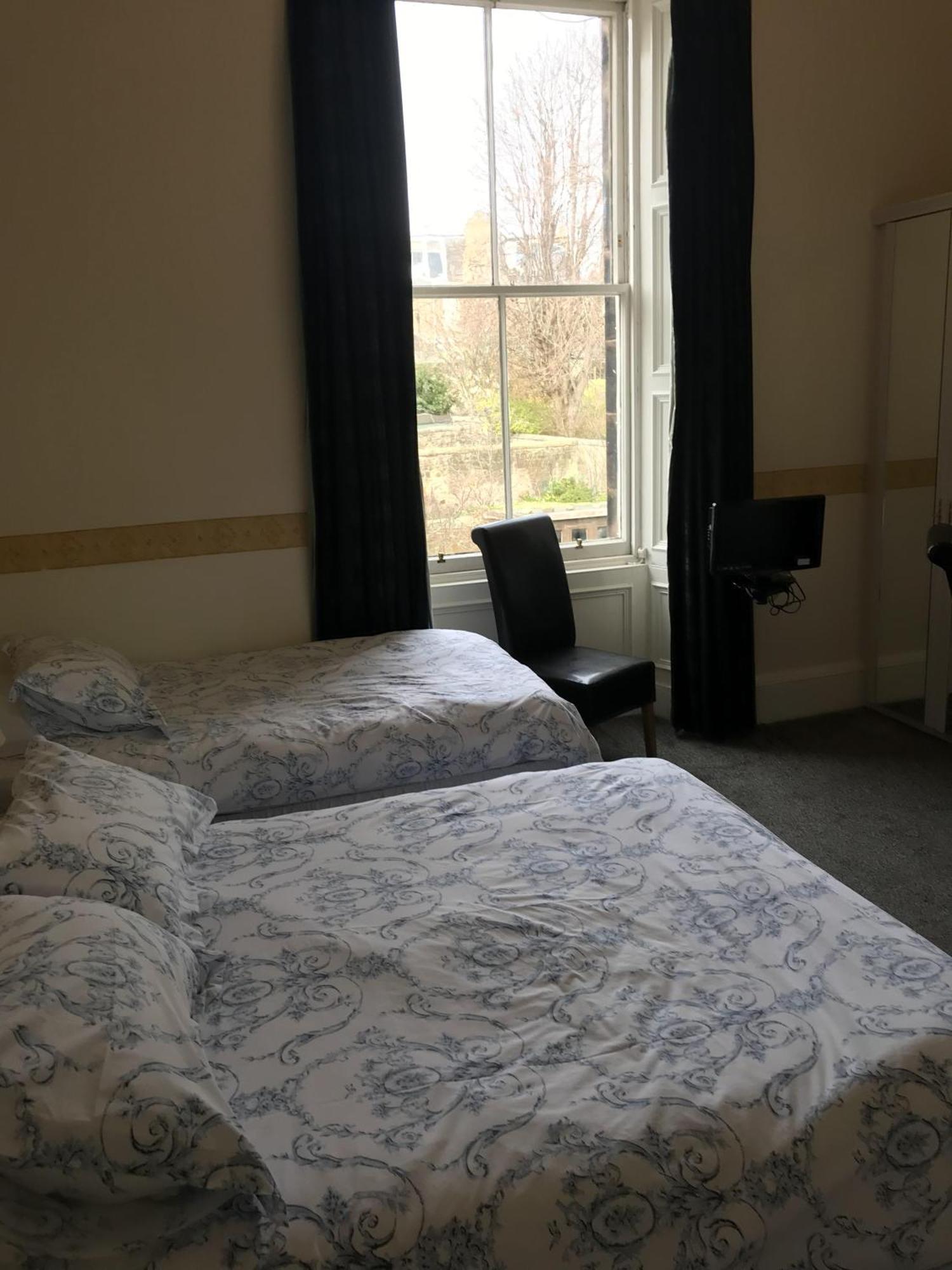 Großes Doppel-/Zweibettzimmer