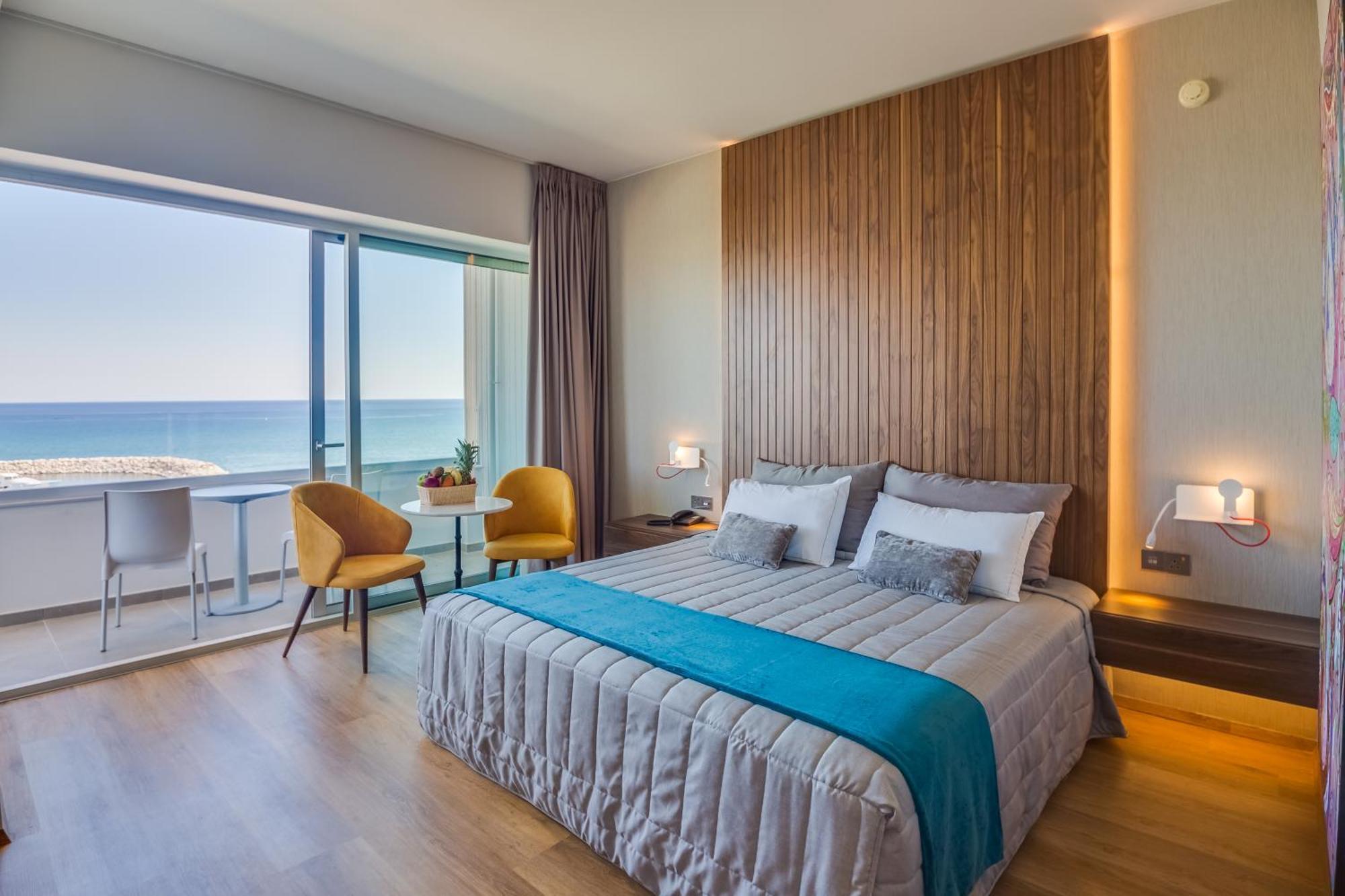 Chambre Double Supérieure - Vue Partielle sur Mer