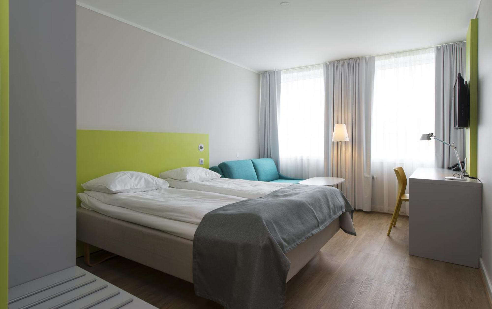 Familienzimmer mit Doppelbett oder 2 Einzelbetten und Zustellbetten (als Schlafsofa oder Schrankbett)