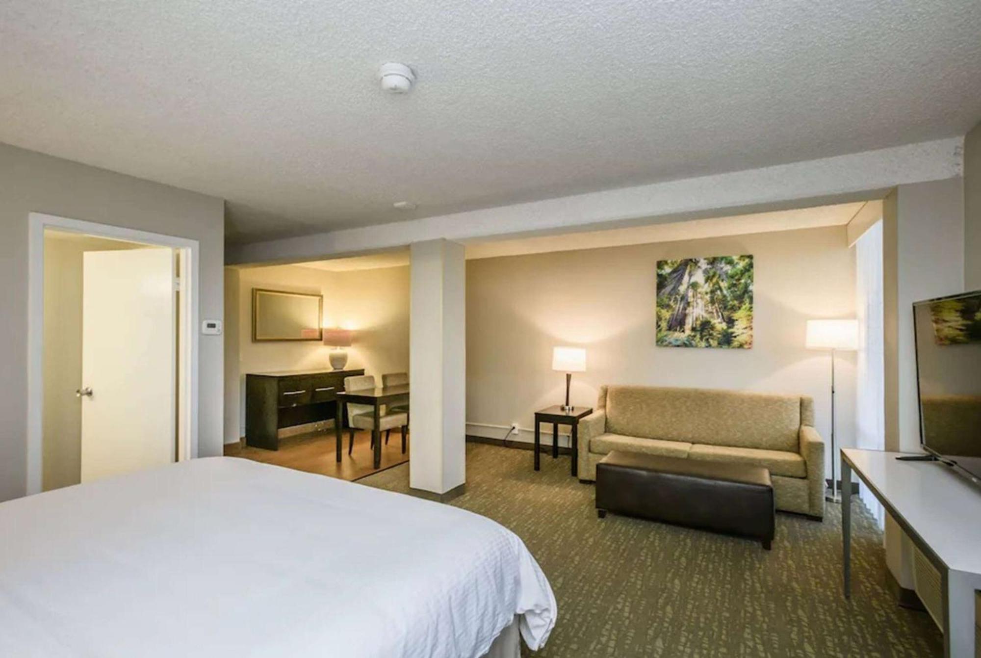 Junior King Suite - Non-Smoking