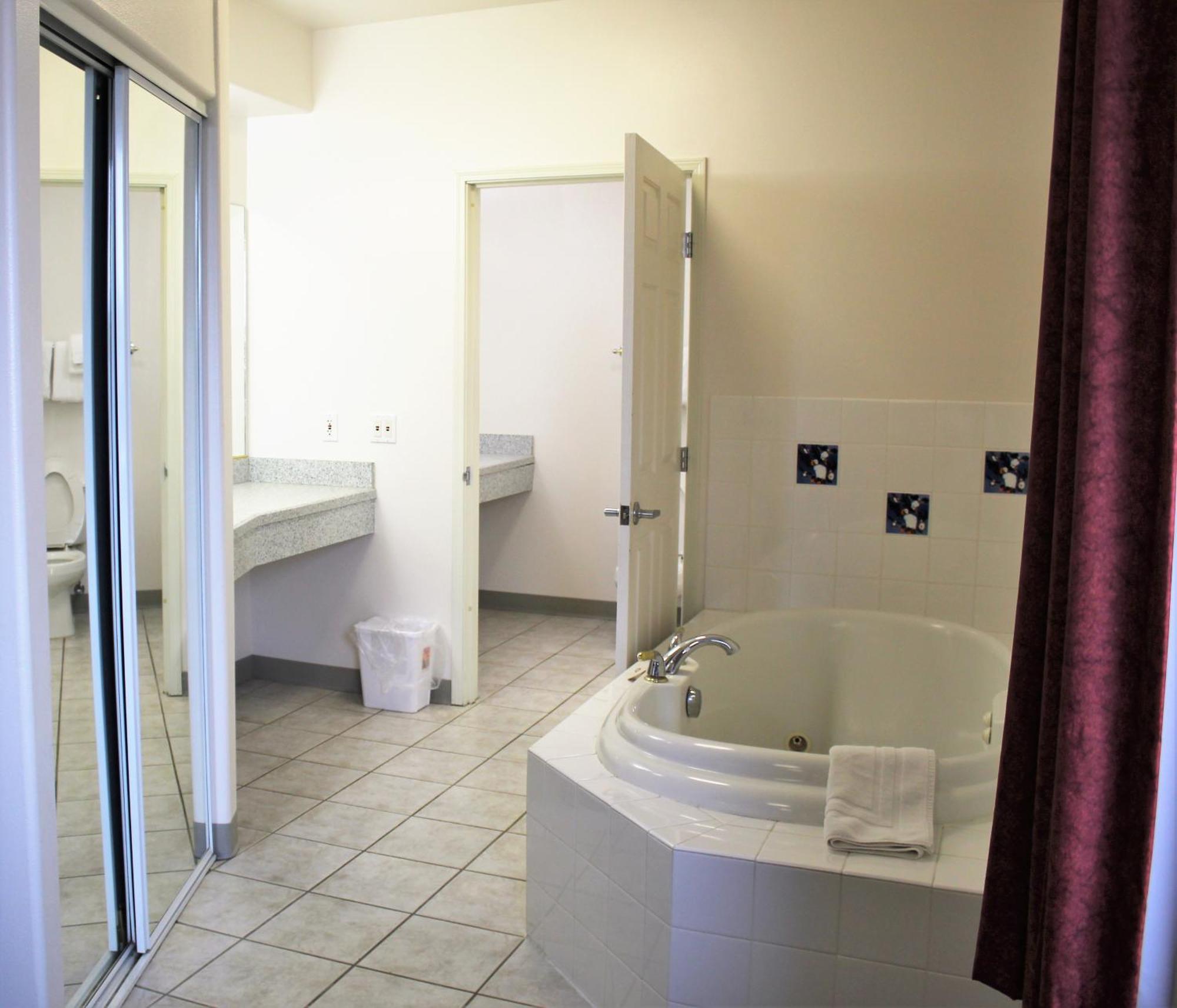 Deluxe Queen Suite