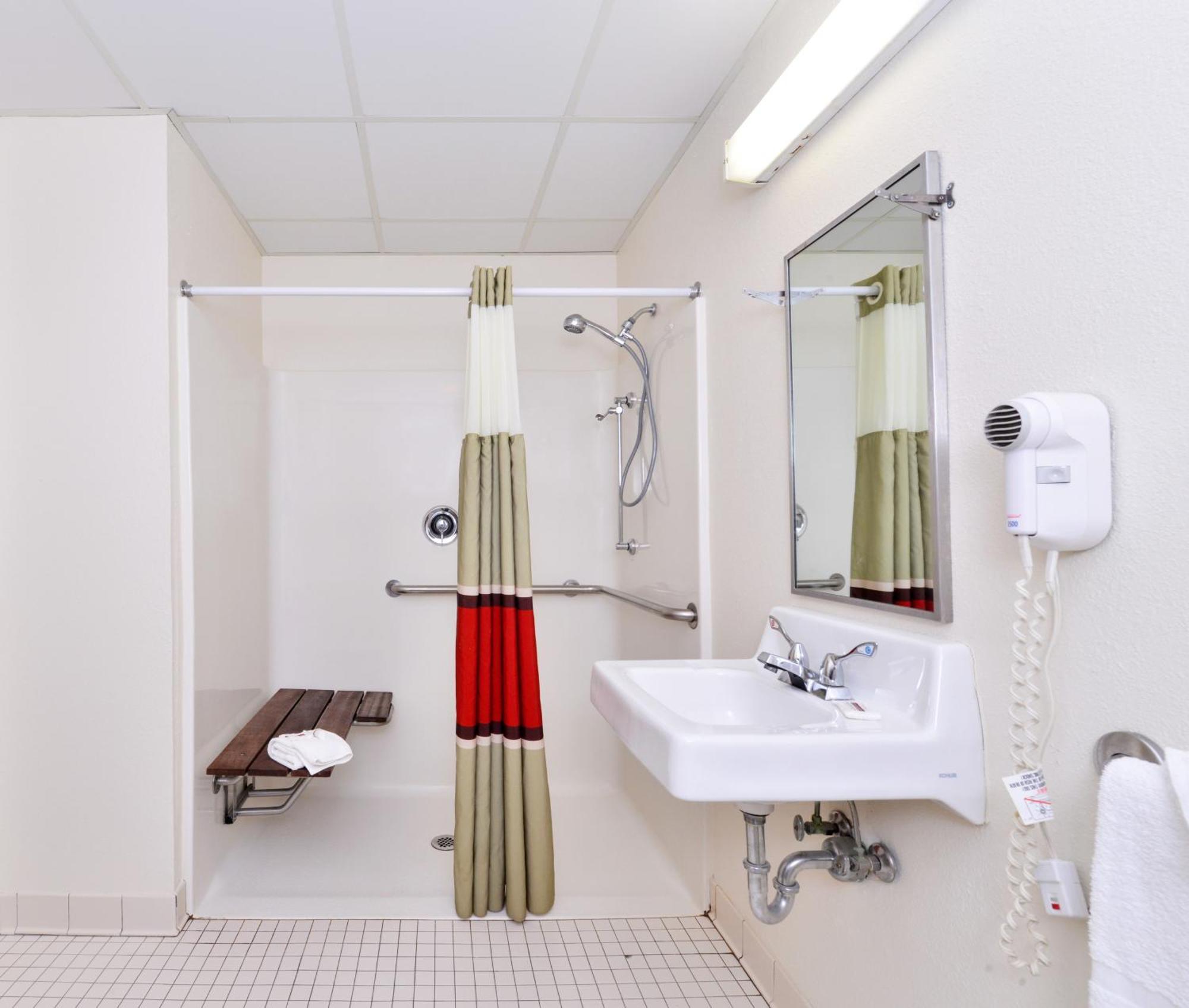 King Room – Disability Access/Non-Smoking