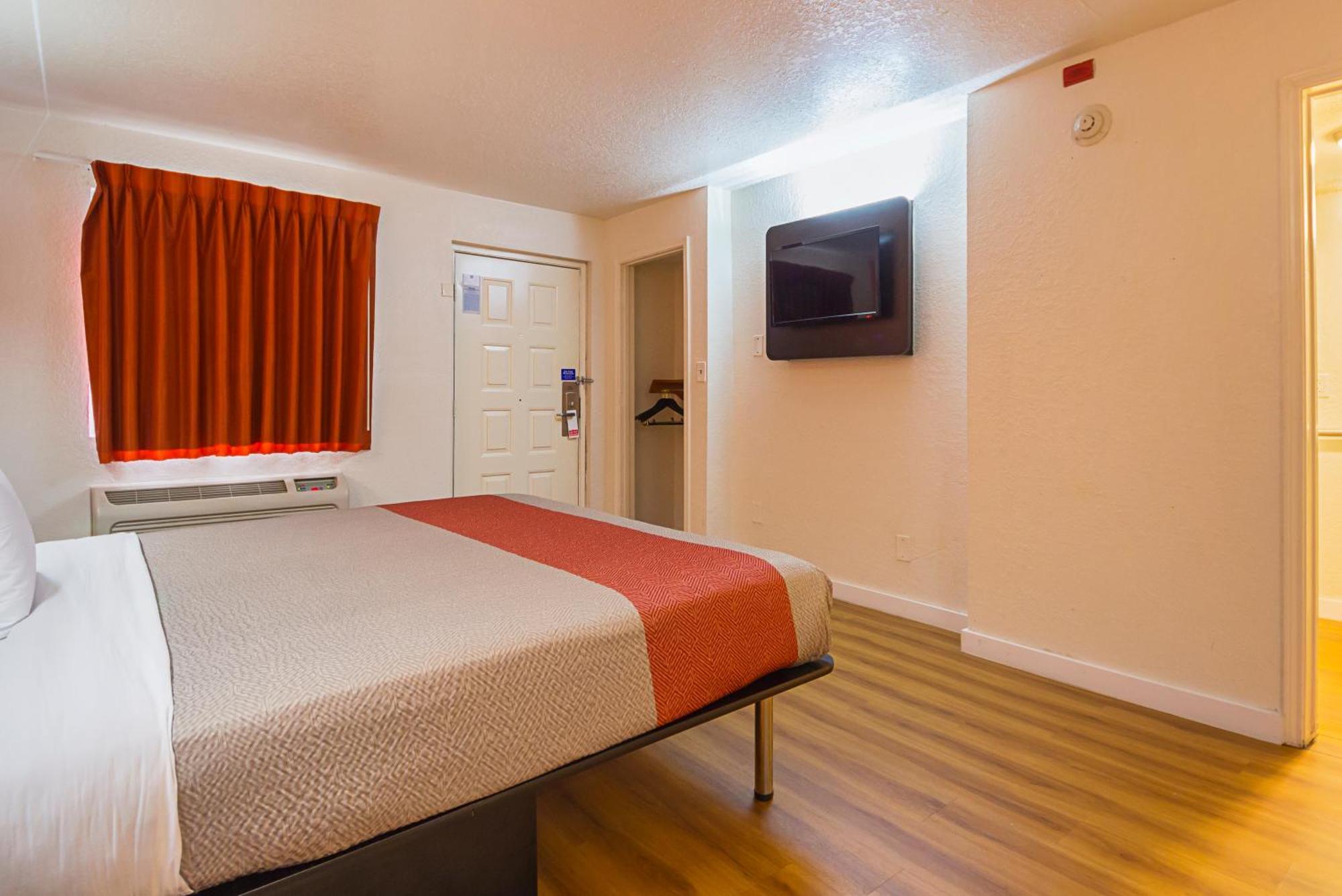 King Room - Non-Smoking