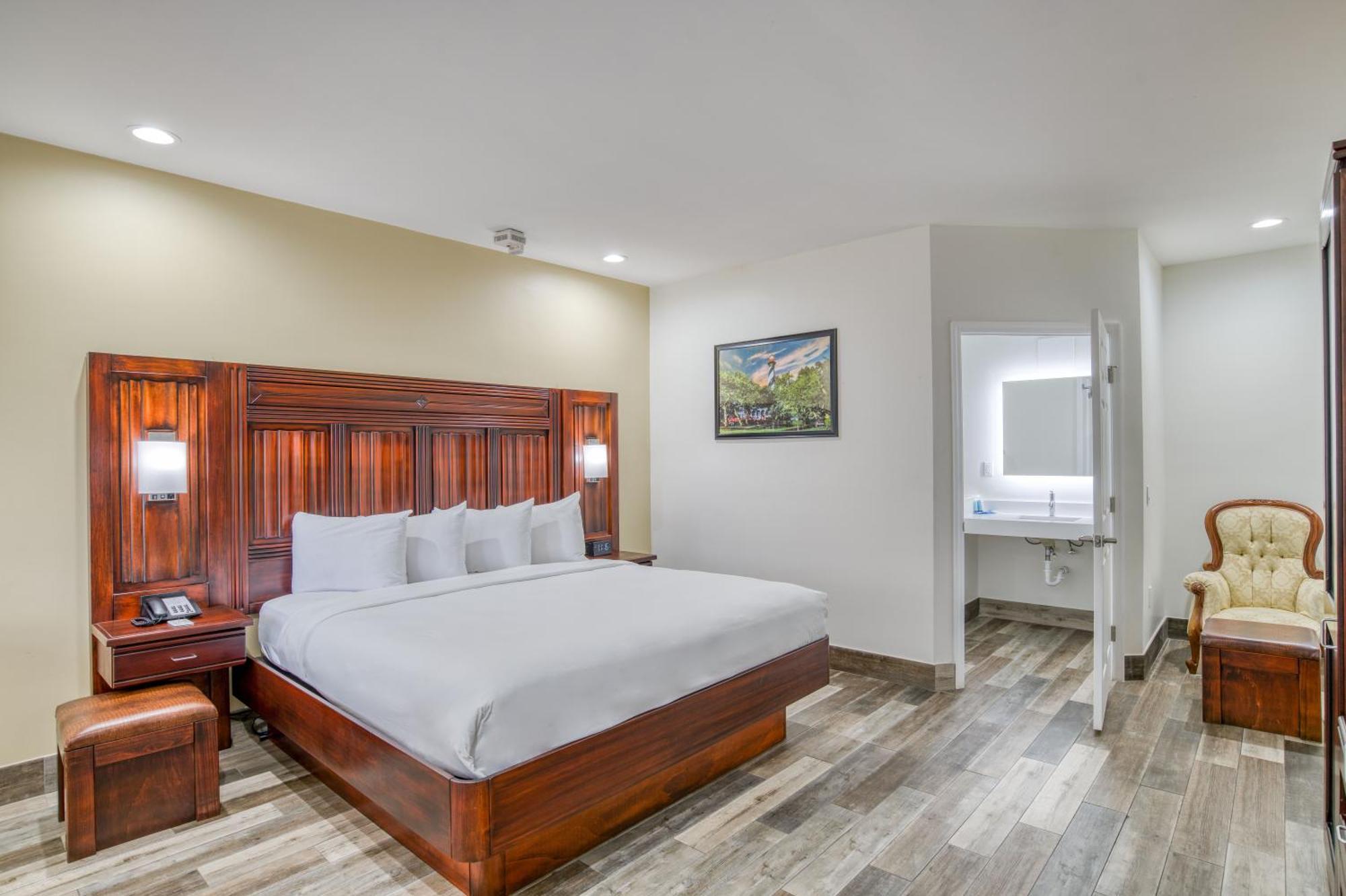 Deluxe King Room - Mobility Access/Non-Smoking
