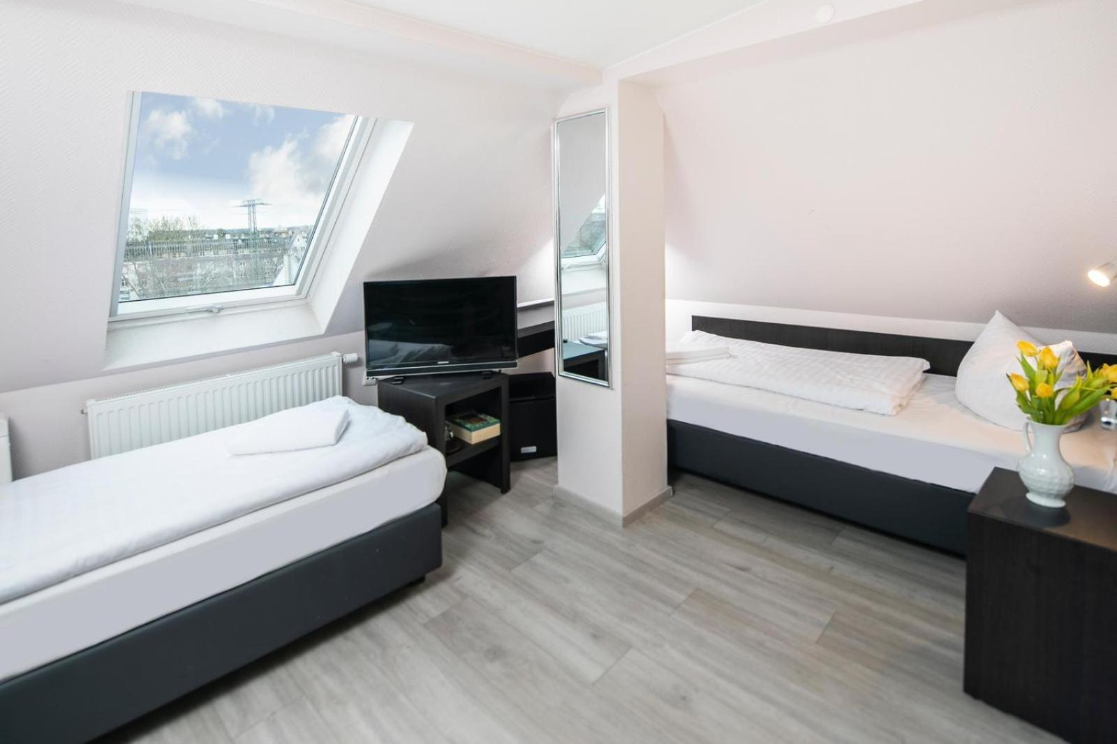 Komfortables Zweibettzimmer mit Klimaanlage und Dachschräge