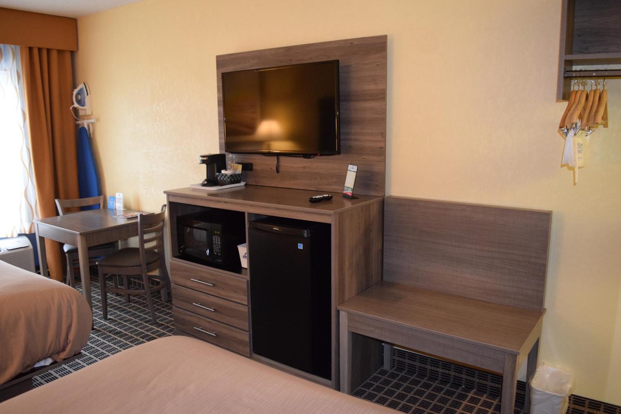 Queen Room with Two Queen Beds - Non-Smoking