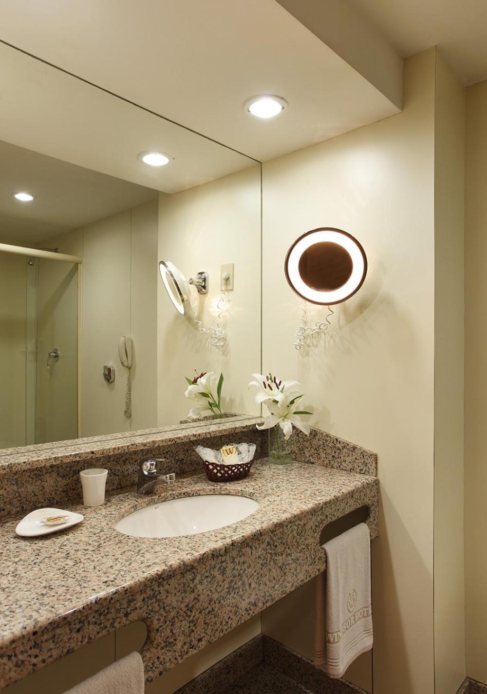 Quarto Luxo com 2 Camas de Solteiro e Vista da Cidade