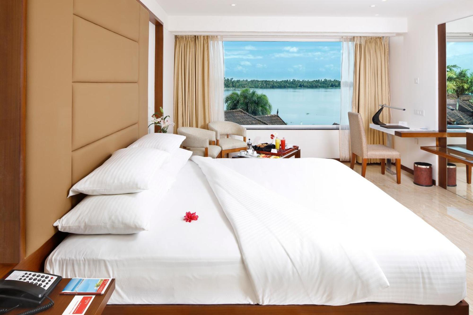 Junior Suite with Lake View - Non-Smoking