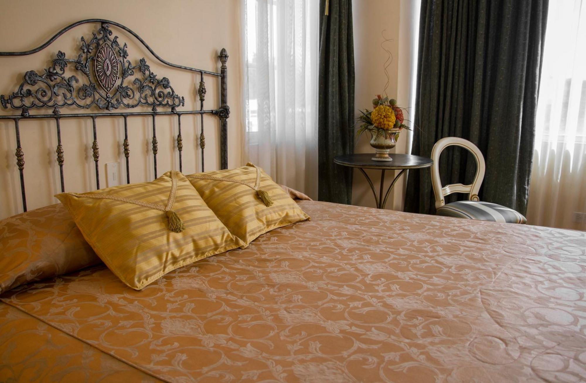 Habitación con cama extragrande.