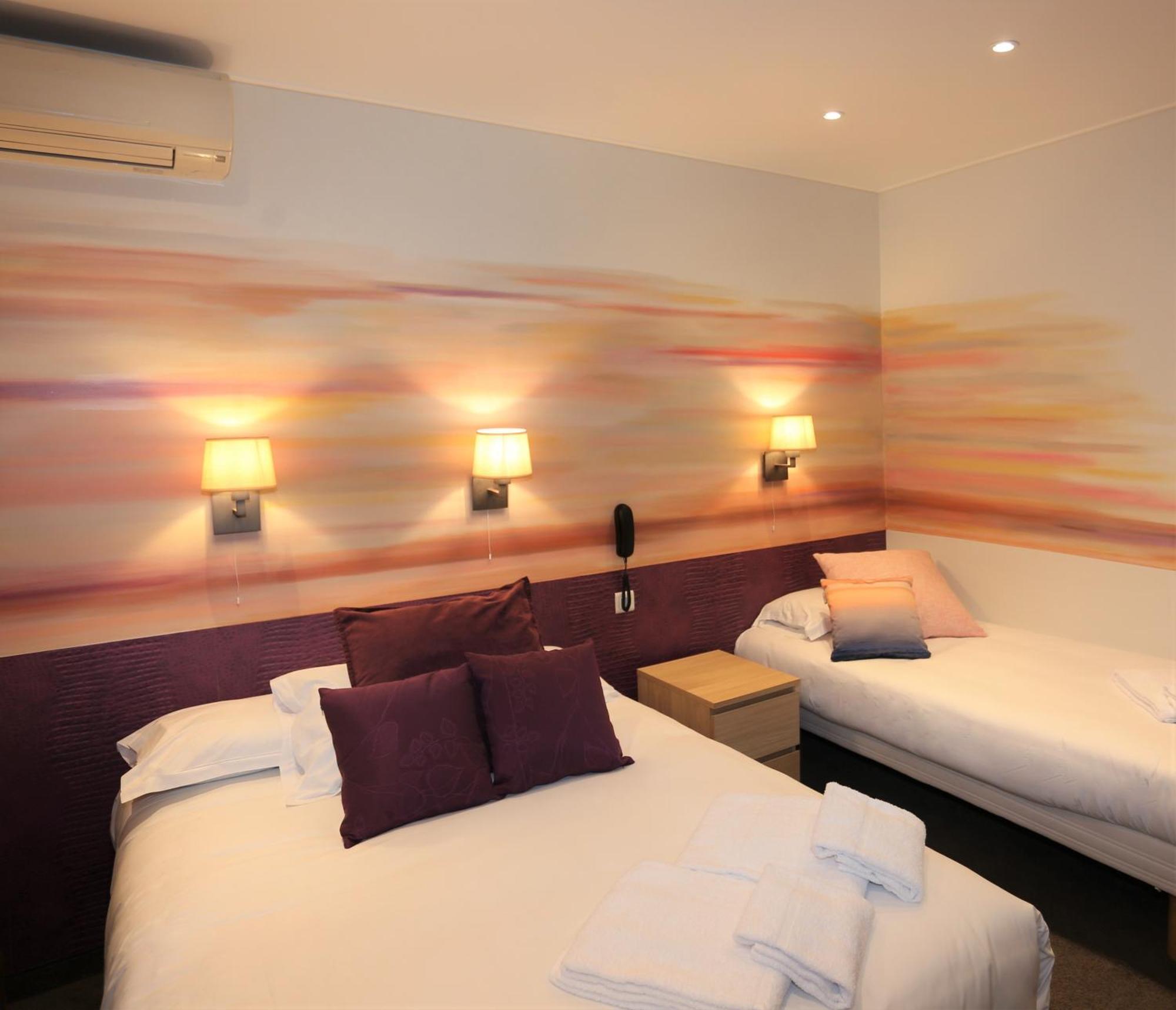 Chambre Triple avec Fenêtre - Vue sur Mur Peint