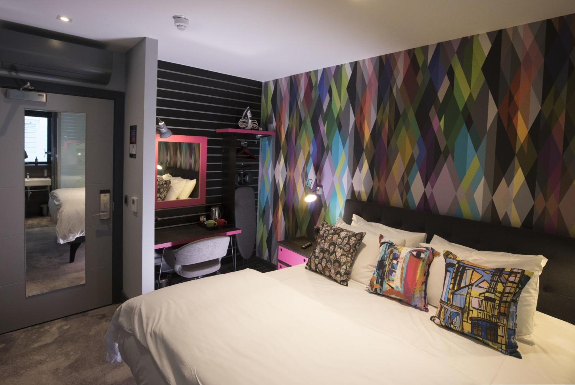 CLUB ROOM (FREE PARKING, GYM & POOL ACCESS)