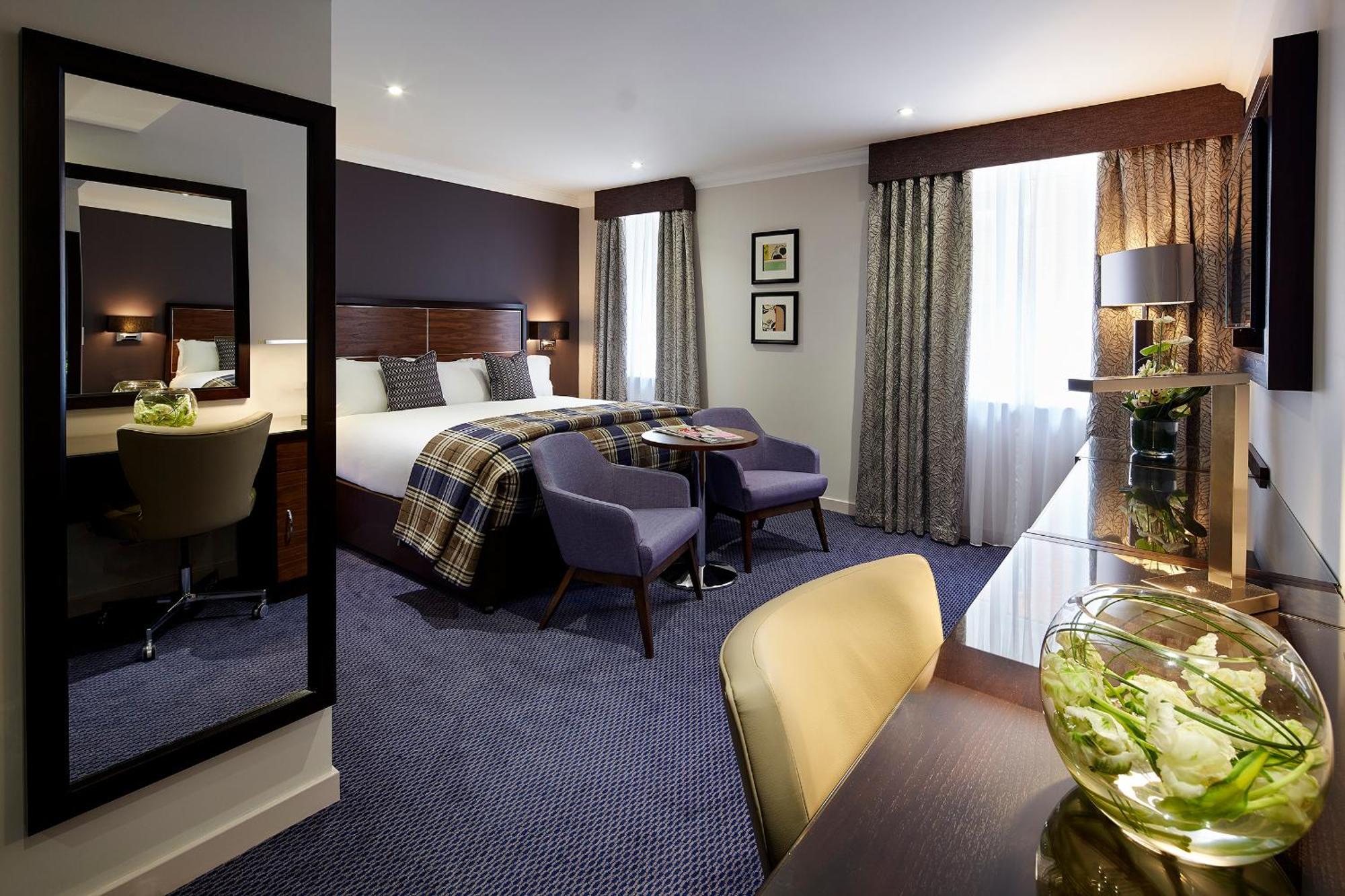 Zimmer mit Kingsize-Bett