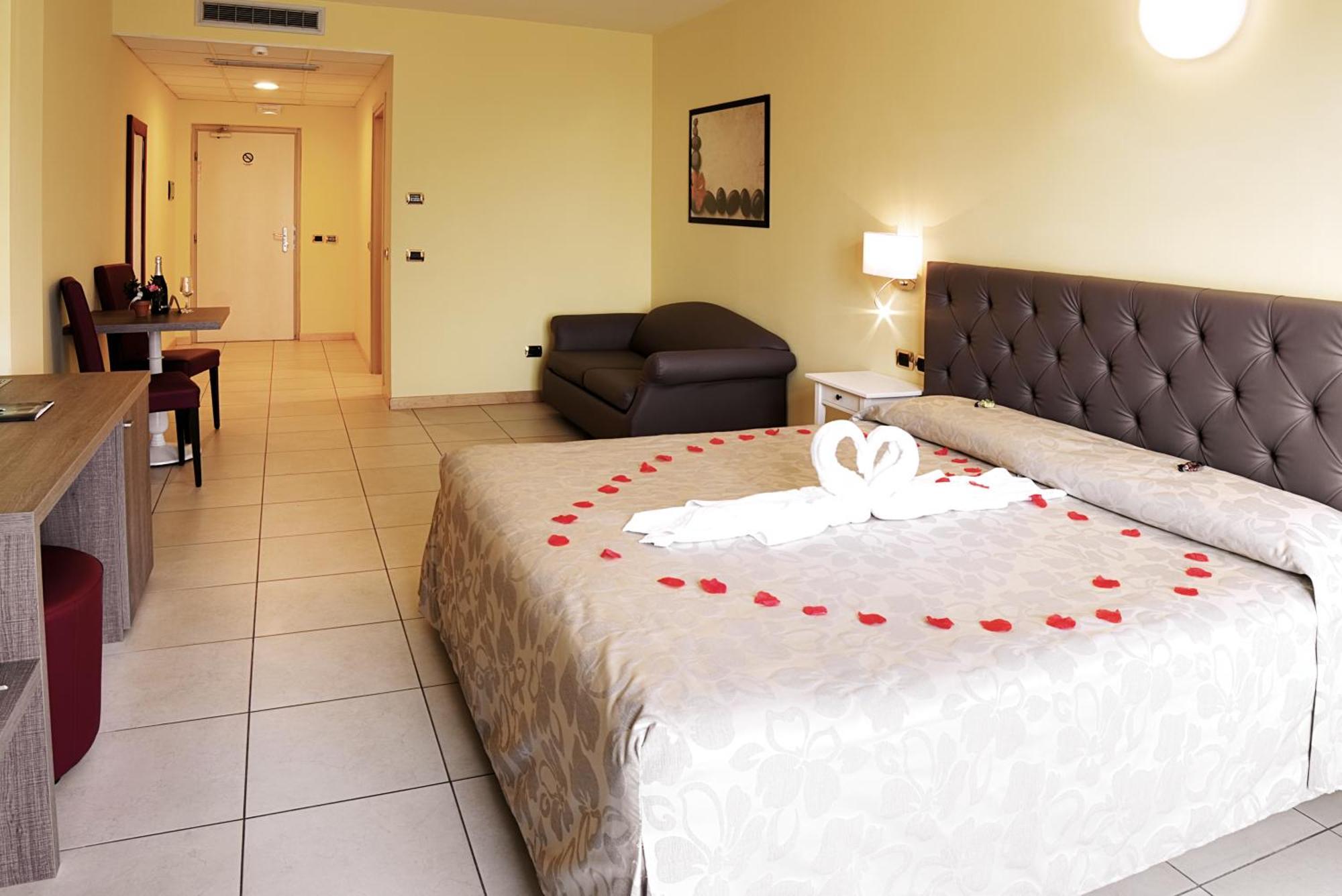 Double or Twin Room Lake View,1552802896:JPEG