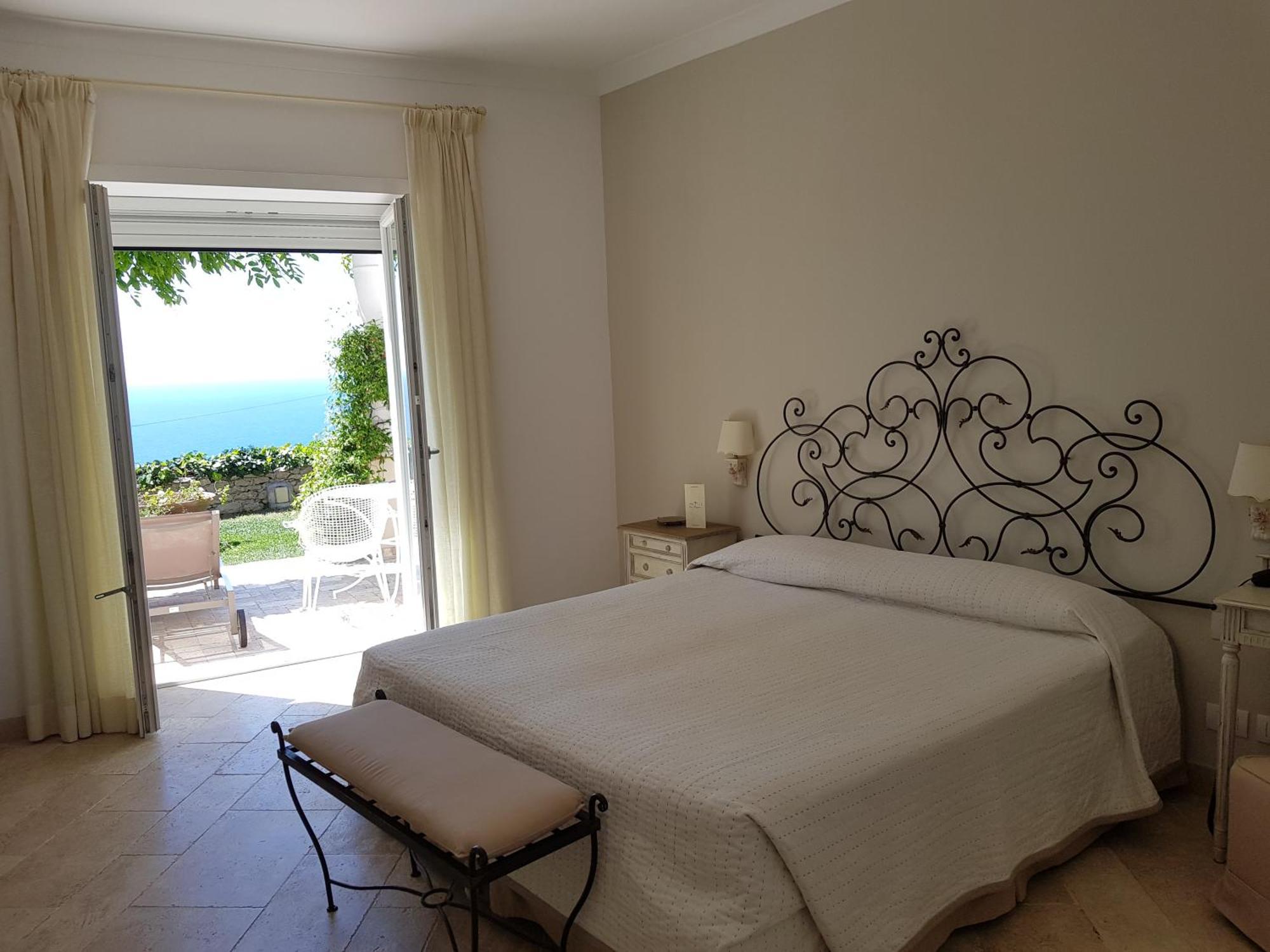 Camera Matrimoniale con Terrazza e Vista Mare