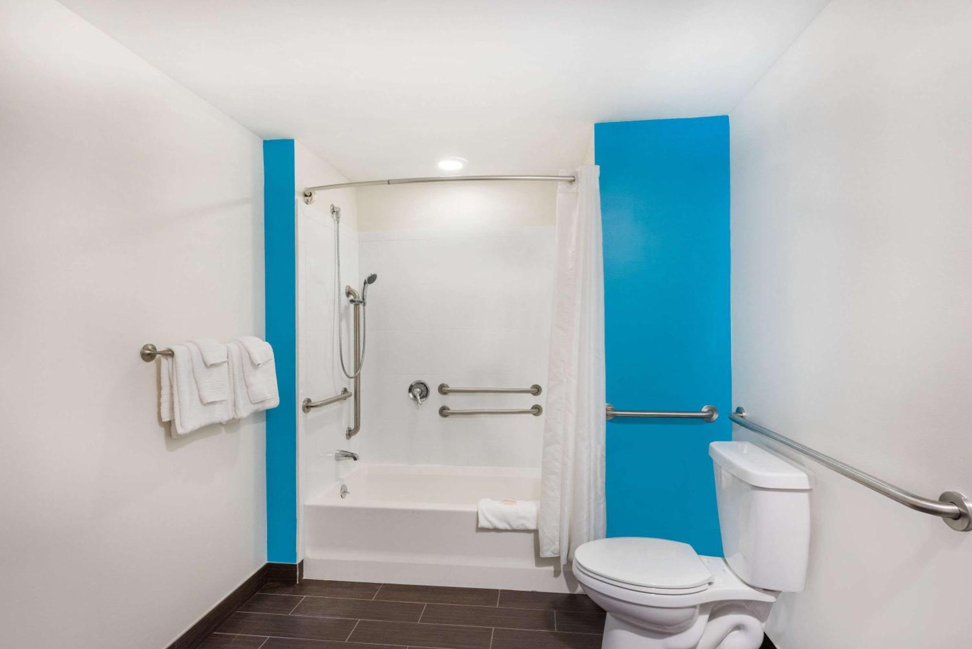 Deluxe Queen Room - Disability Access/Non-Smoking