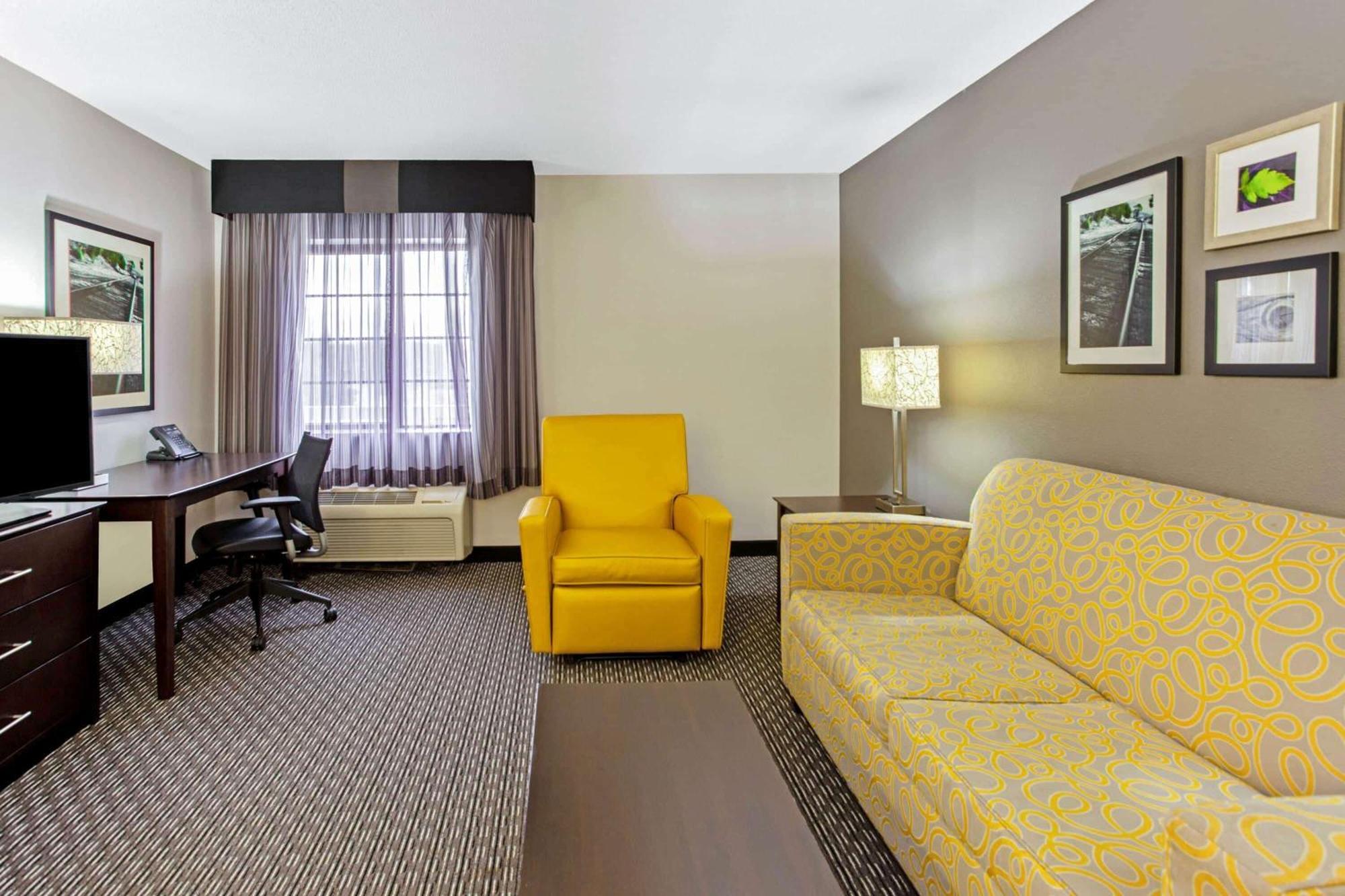 One-Bedroom King Suite - Non-Smoking