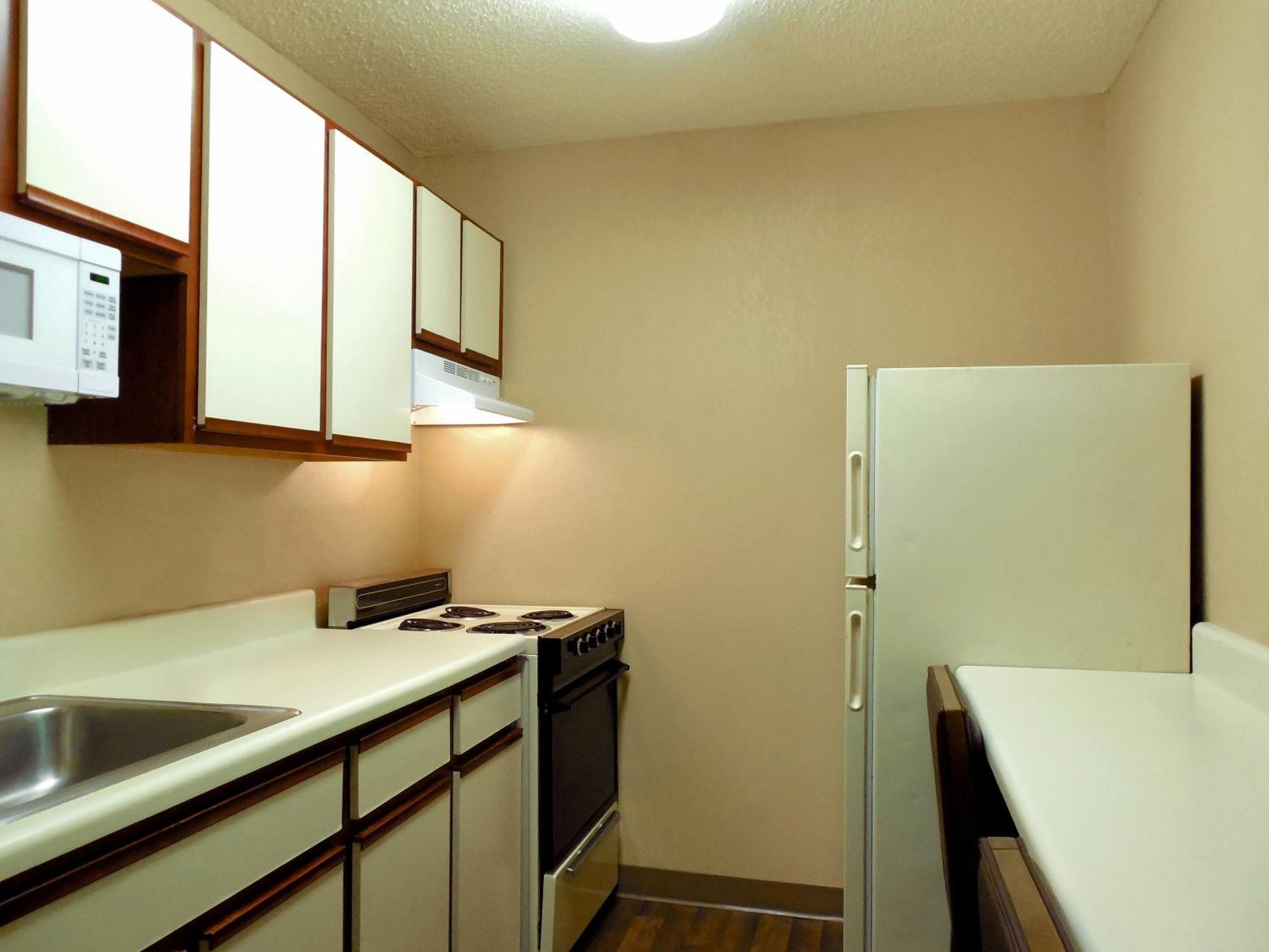 Efficiency Queen Suite - Non Smoking