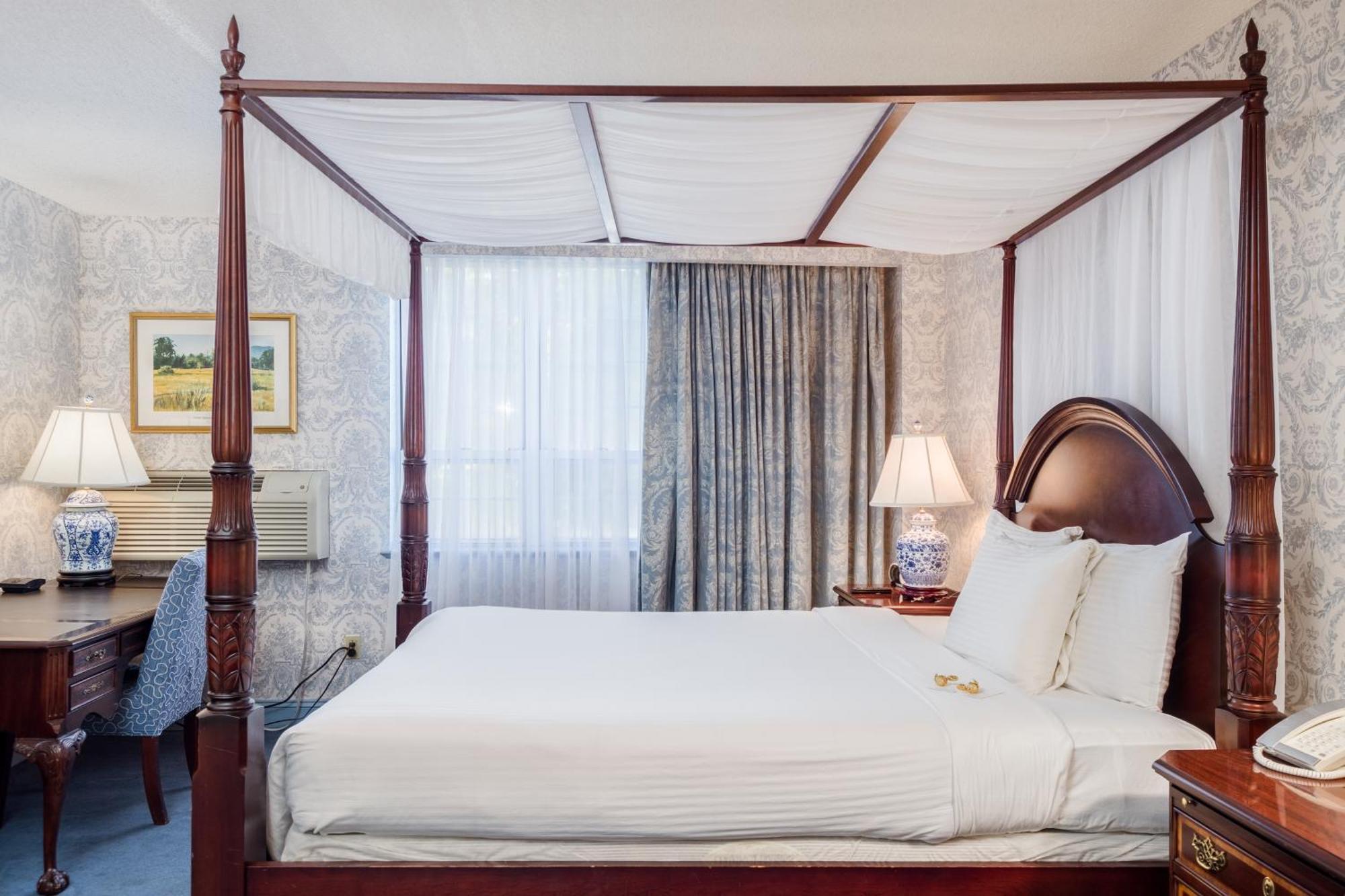 Deluxe Queen Room