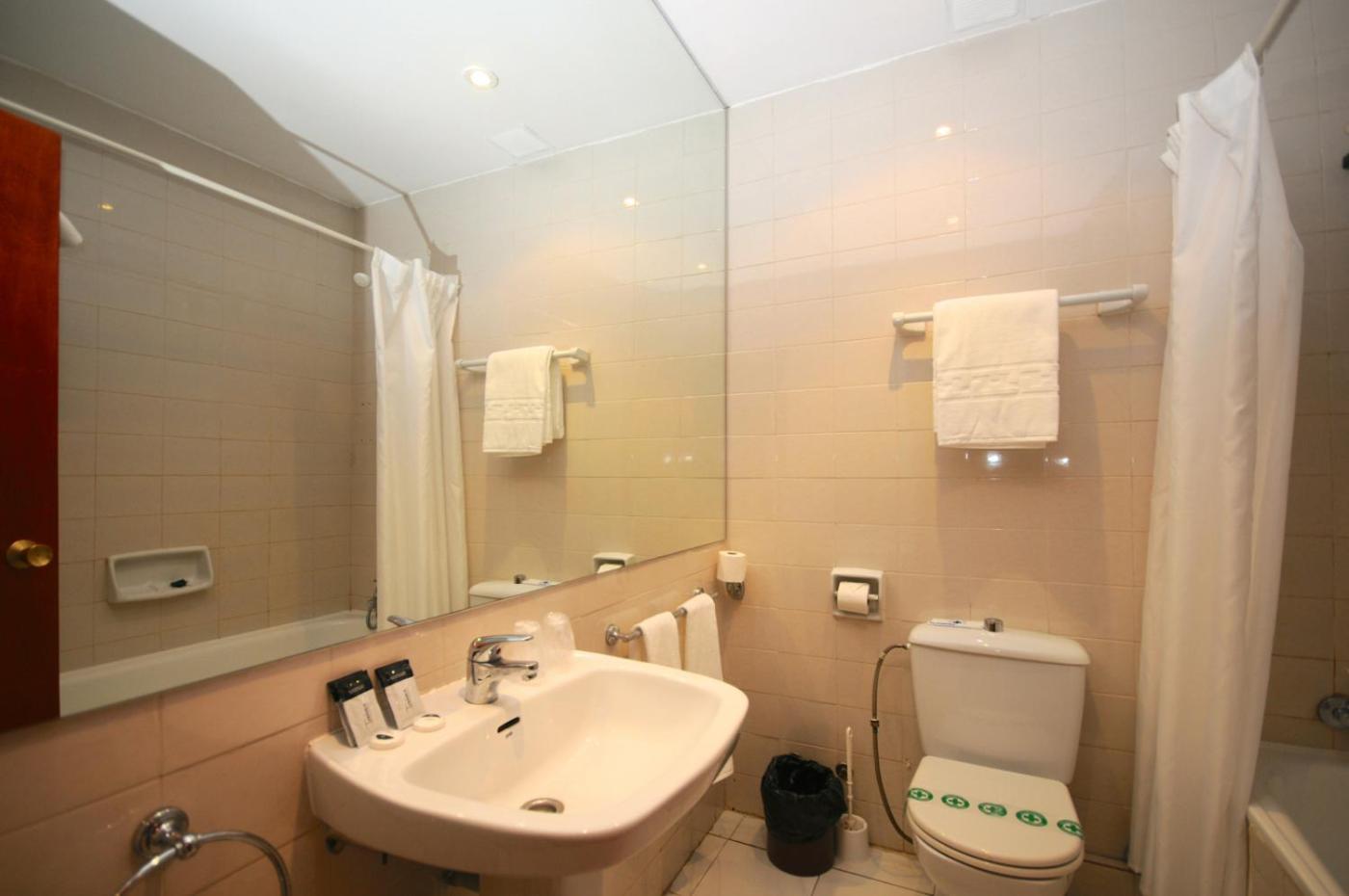 Habitación con cama grande