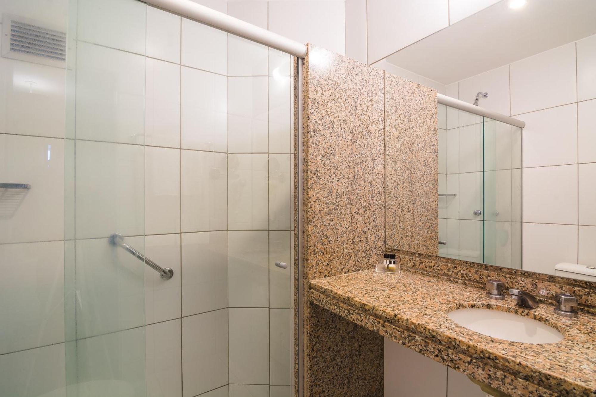 Apartamento de 1 Quarto com Varanda e Vista da Cidade.
