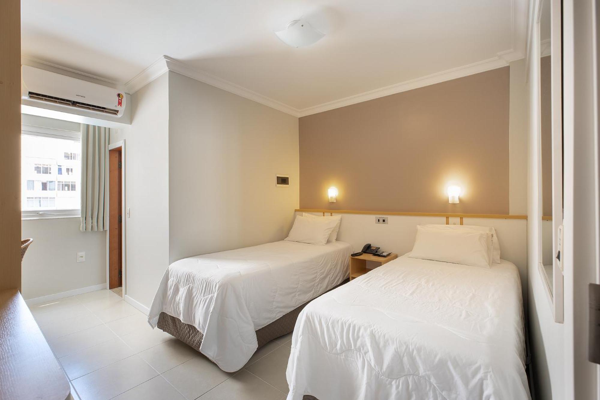 Quarto com 2 Camas de Solteiro