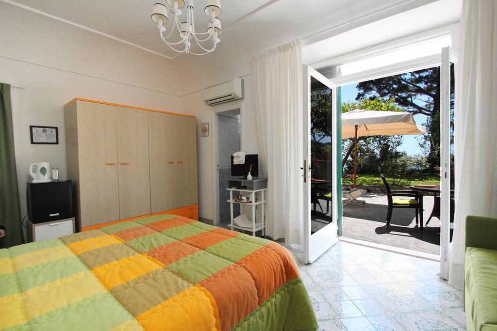 Doppel-/ Zweibettzimmer mit Terrasse und Meerblick